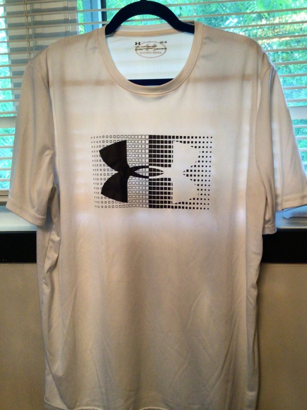 Men’s Large White Under Armour Heat Gear Short Sleeve Athletic Light Weight Top